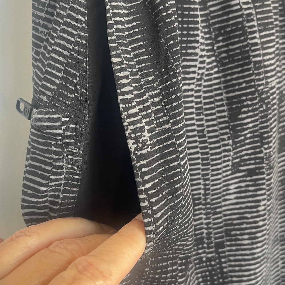 Lululemon T.H.E. Short 9" Size S Linerless in Matchstick Asphalt Grey Black - Picture 3 of 7